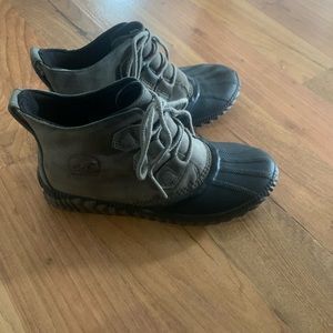 Sorel rain boots - olive green size 7
